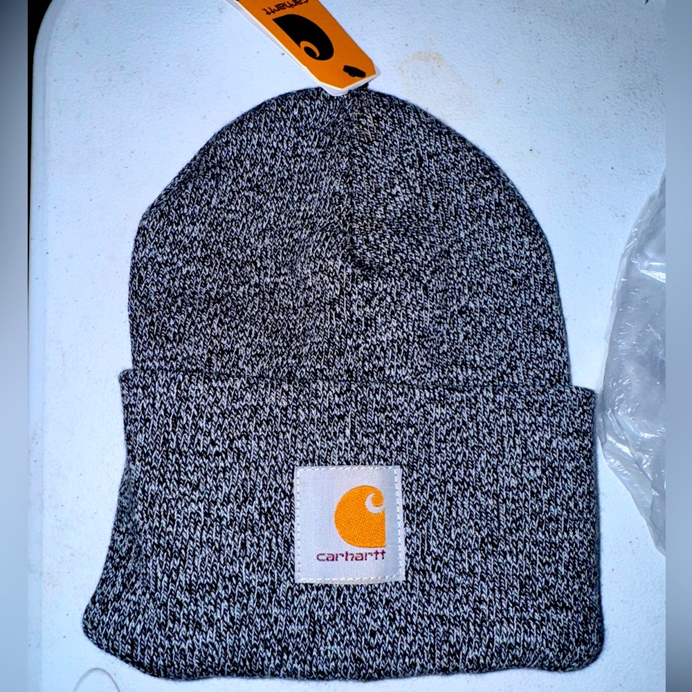 Brand new carhartt hat. Super warm and comfortable. Never worn